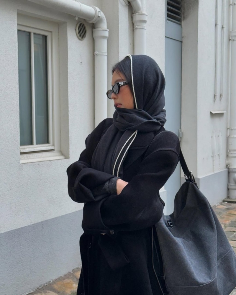 BLACKPINK Jennie以大型號深灰色水桶袋，配搭黑色大衣，營造深淺色視效。（圖片來源：IG@jennierubyjane）