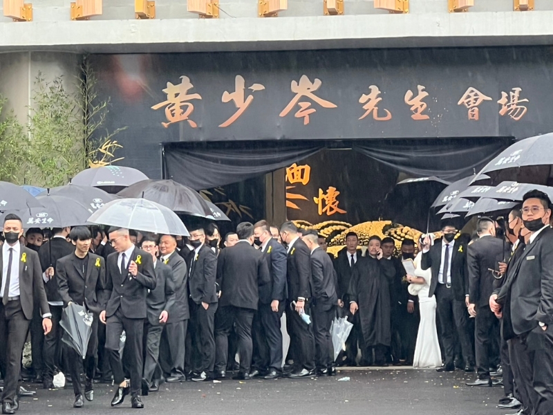 竹聯幫主黃少岑告別式，逾千人到場，現場一片黑色傘海。