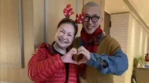 大S媽媽黃春梅（紅衫）。