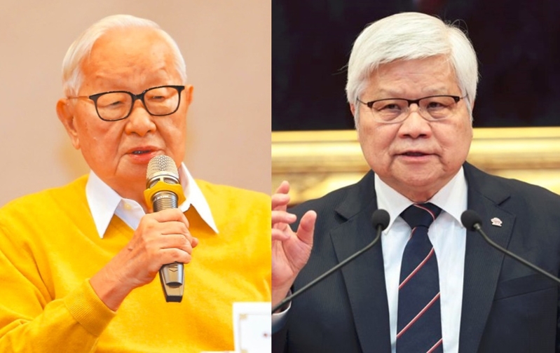 魏哲家（右）當董座的臺積電爆發移美爭議，有學者喊話希望張忠謀（左）回鍋。