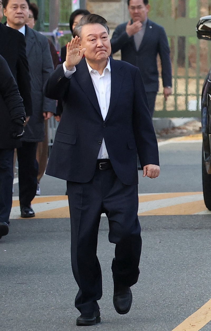 尹錫悅步行離開拘留所，向支持者揮手。