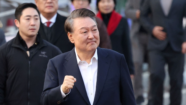 尹錫悅離開拘留所時握拳示意。
