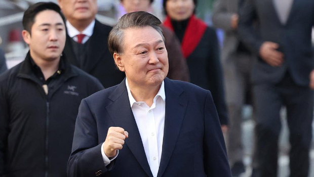 在歷經52天后，尹錫悅8日獲釋，返回位于首爾市龍山區漢南洞的官邸。