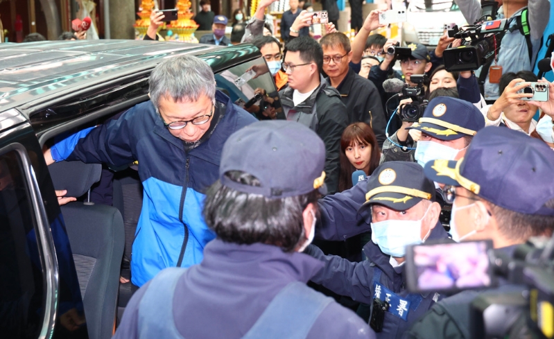 民眾黨前主席柯文哲父親柯承發老先生10日舉行告別式，在押的柯文哲9時前在矯正署人員戒護下抵達。