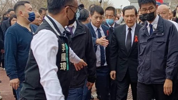 民眾黨前主席柯文哲父親柯承發10日上午舉辦告別式，前臺灣領導人馬英九（右二）9點30分左右到場。