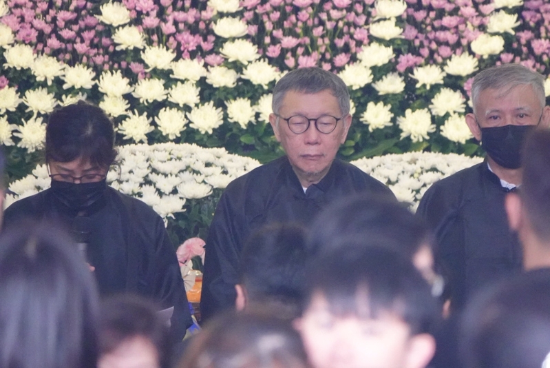 前民眾黨主席柯文哲父親2月17日逝世，享耆壽94歲，告別式10日于新竹市立殯儀館景行廳舉行。 柯文哲在家祭看到久違家人與告別父親的最后一程，看似硬漢的柯文哲仍不住哽咽。