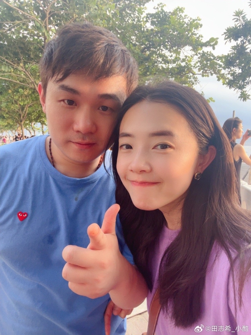 田志希在微博分享與丈夫徐克的合照。