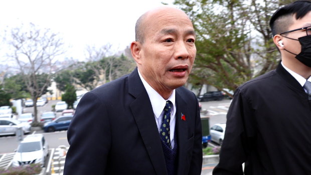 民眾黨前主席柯文哲父親柯承發老先生10日舉行告別式，“立法院長”韓國瑜（見圖）前往致哀。