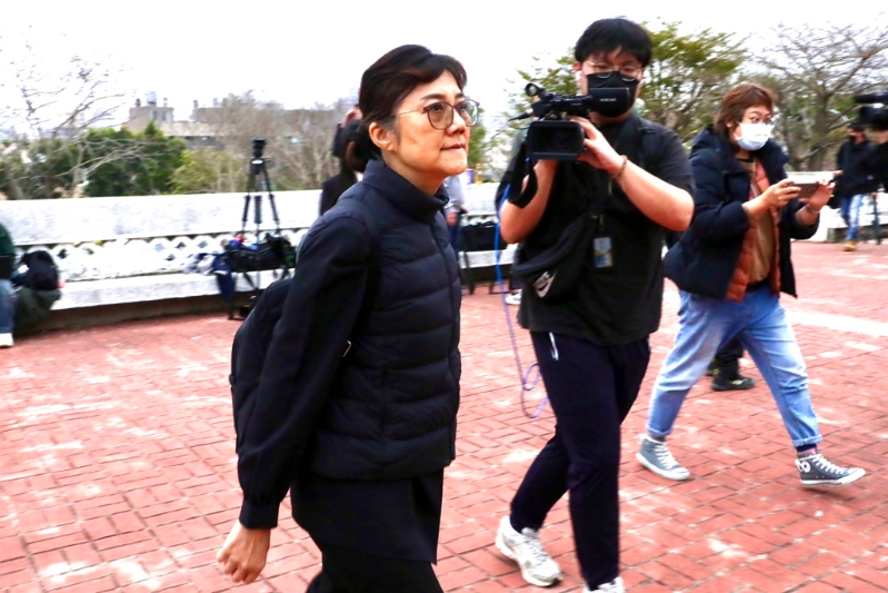 民眾黨前主席柯文哲父親柯承發老先生10日舉行告別式。 柯文哲妹妹柯美蘭（左）上午7點抵達告別式會場。