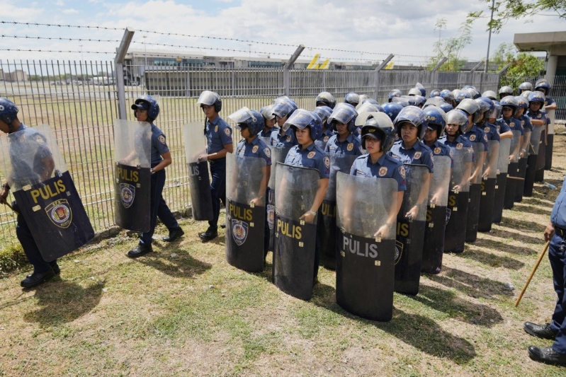 大批軍警到馬尼拉維拉莫爾空軍基地外戒備。路透社