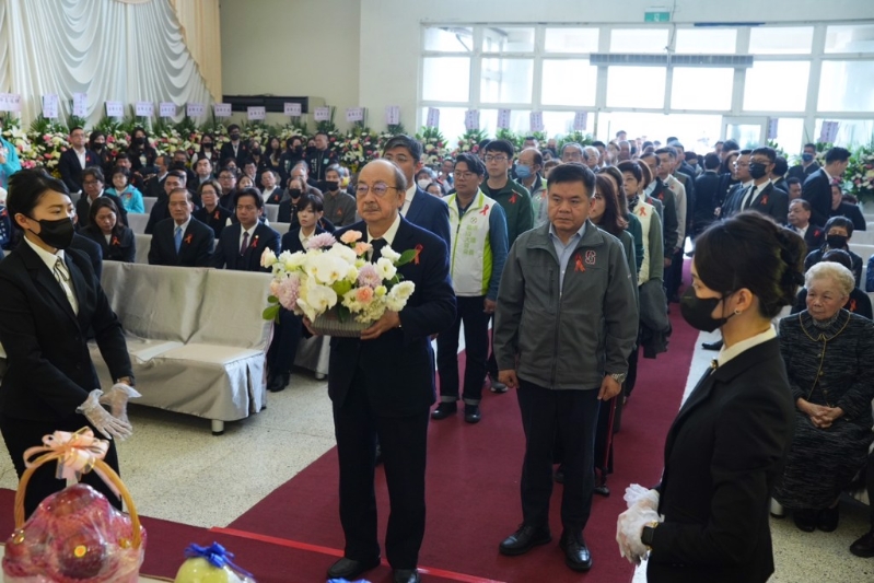 民眾黨前主席柯文哲父親柯承發老先生10日舉行告別式，民進黨“立法院”黨團總召柯建銘（中）等人也出席表示哀悼之意。