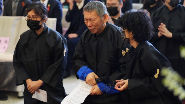 民眾黨前主席柯文哲父親柯承發老先生10日舉行告別式，在押的柯文哲在矯正署人員戒護下，出席父親的告別式。