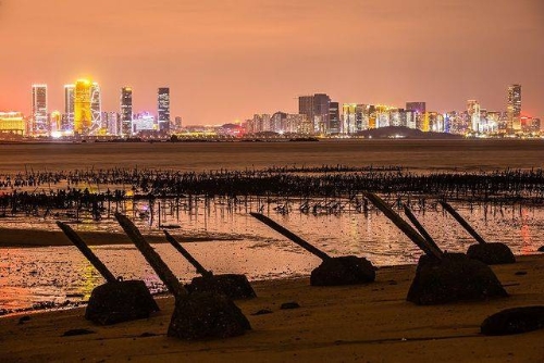 從金門防登陸作戰海灘看廈門夜景。