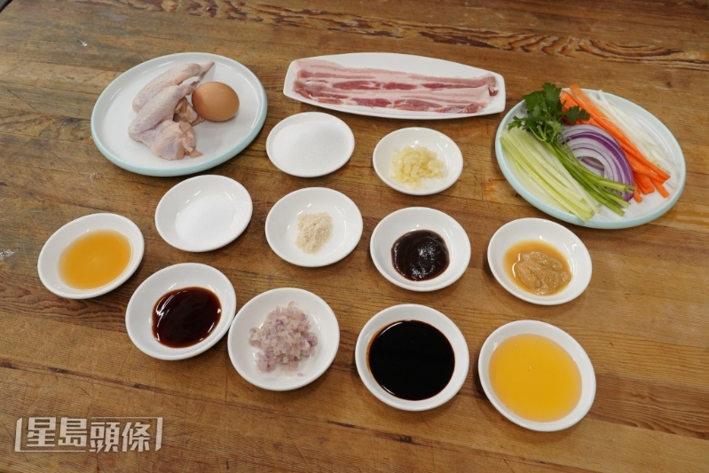 大廚以自調醬料炮制醬烤鳳翼卷。