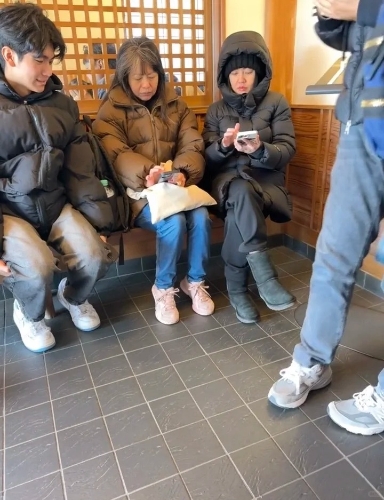 時隔一個多月，有網民在小紅書上分享了多張1月期間在日本箱根溫泉偶遇小S與大姐徐熙嫻的照片。