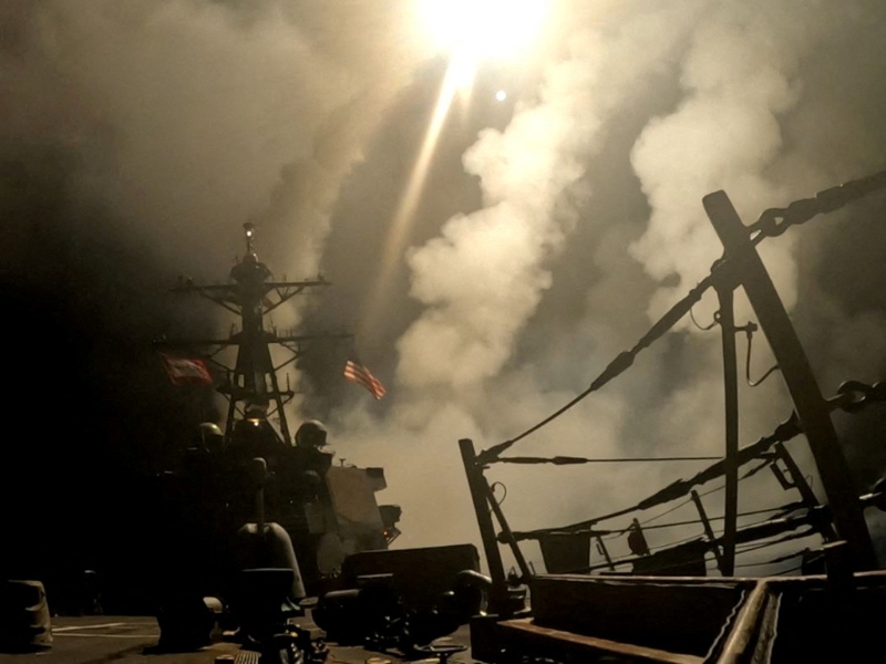 美軍戰艦發射導彈