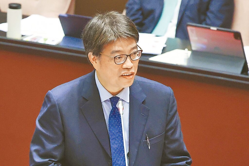 陸委會主委邱垂正17日表示，將查處在陸發展的臺灣藝人是否擁有大陸身份證件。