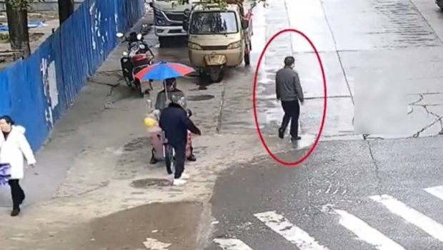殺人疑犯王某找同鄕學煮飯暴露行蹤被捕。 殺人疑犯王某找同鄕學煮飯暴露行蹤被捕。