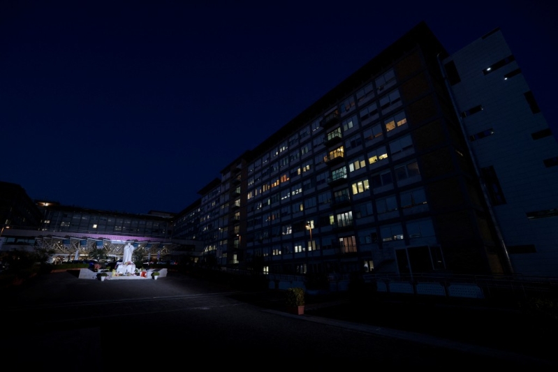 教宗已在羅馬的金美利醫院（Gemelli Hospital）住院近五周。路透社