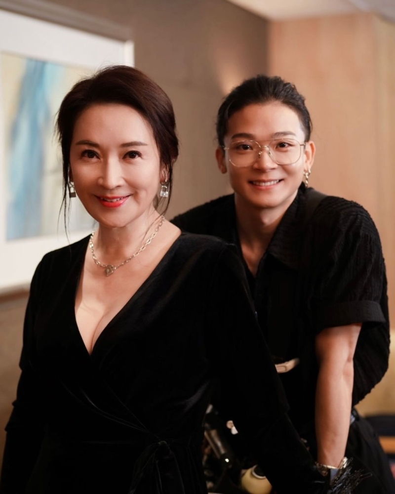龔慈恩上身低胸剪裁突出她的好身材。