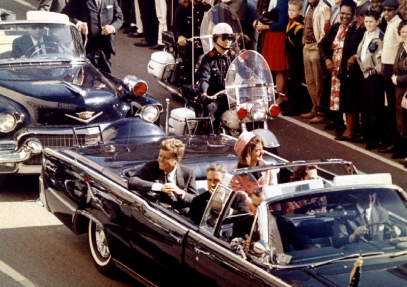 1963年11月22日，肯尼迪與妻子乘車行經德州達拉斯，不久后他就遭槍殺身亡。路透社