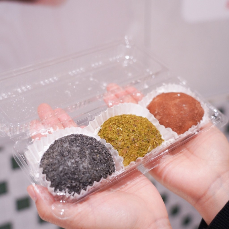同樣供應自家名物爆餡糯米糍，口味包括開心果（$15）、巧克力榛子（$15）、黑芝麻（$10）及花生（$8）。（圖片來源：APITA）