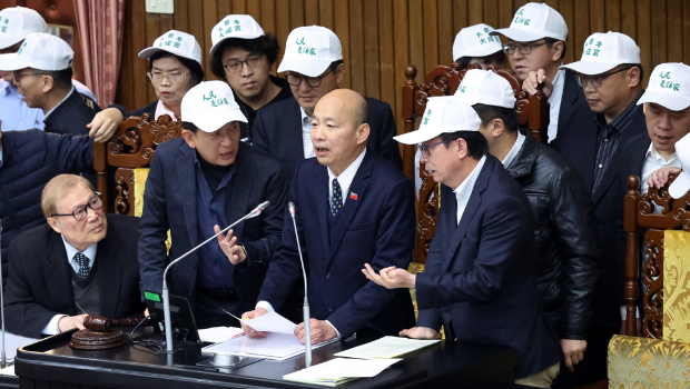 黨團成員并上到主席臺包圍“立法院長”韓國瑜（中）理論，韓衹得宣布休息。