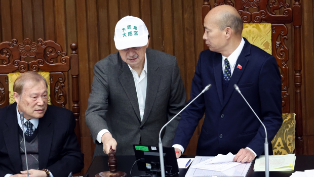 民進黨團總召柯建銘（中）上到主席臺，當著院長韓國瑜（右）的面拿起木槌敲擊。
