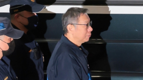 臺北地院20日提訊柯文哲（右一）進行訴訟爭點整理及延押訊問，柯深夜還押北所。