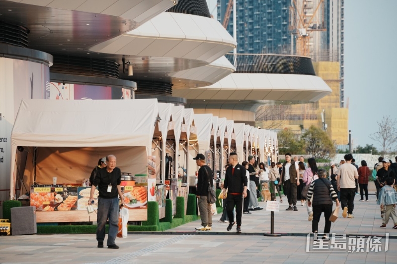 啟德體育園今起于啟德主場館旁海濱位置的美食海灣，舉行首個“啟德美食海灣嘉年華”。
