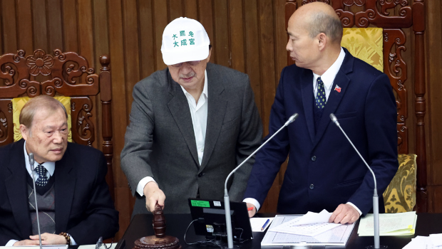 柯建銘（中）甚至上到主席臺，當著韓國瑜（右）的面拿起木槌敲擊