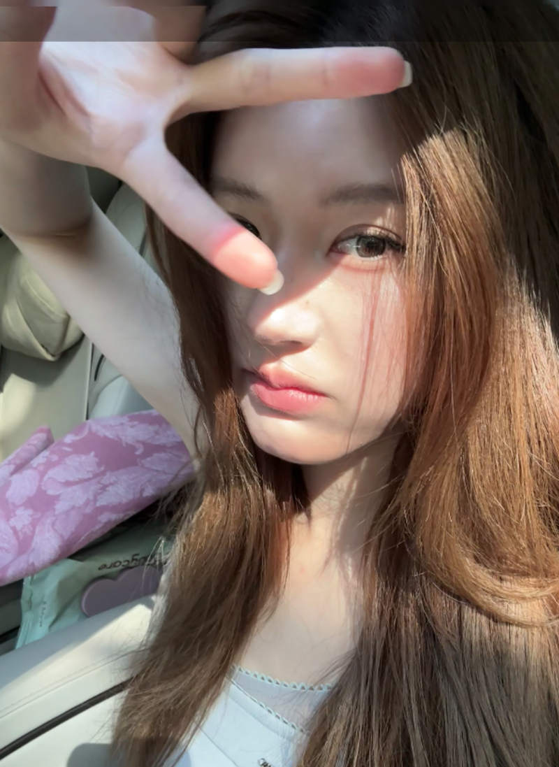 趙露思遭網友私訊飆罵廢物，曬自拍照比YA回應。