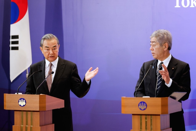 王毅（左）指討論有建設性，三國有必要加強溝通及增進互信。美聯社