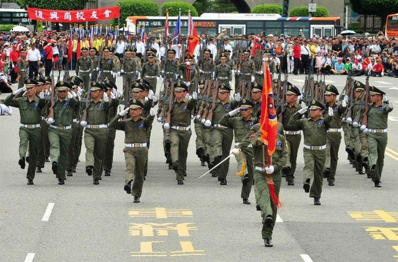 2016年，由陸軍官校?？瓢嘈Ｓ褧M成的「中興連」踢正步，手中的步槍即為57步槍。（中時資料照／劉宗龍攝）