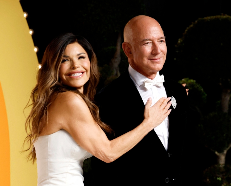 61歲亞馬遜創辦人貝佐斯（Jeff Bezos）傳出已經發送喜帖，夏天將在意大利水都威尼斯迎娶未婚妻桑琪士（Lauren Sanchez）。圖為2人3月2日出席奧斯卡金像獎。（路透）