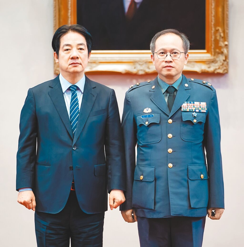 新資通電軍指揮官由毛建秋（右）中將升任。圖為賴清德總統（左）與毛建秋。（總統府提供）