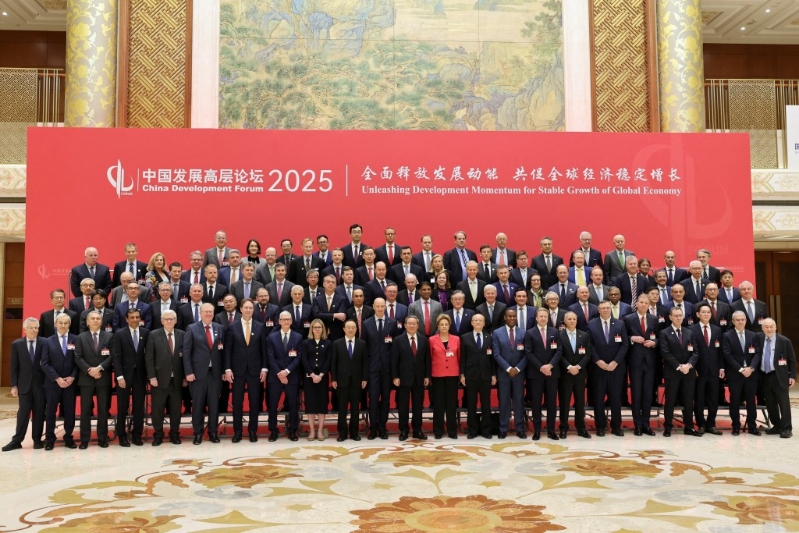 總理李強和參加中國發展高層論壇嘉賓合影。