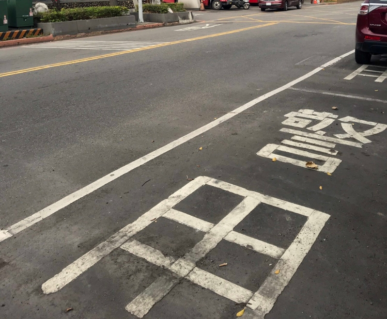 圖為警用停車格。