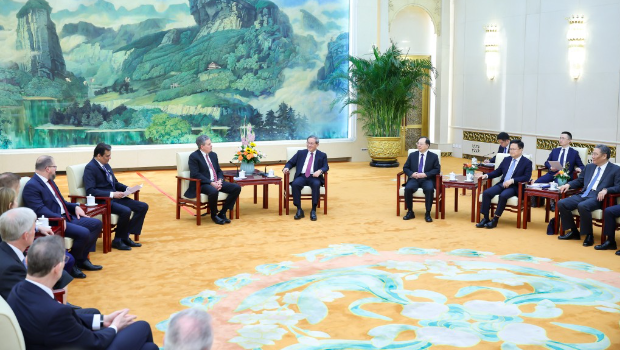 李強會見美國聯邦參議員戴安斯一行。
