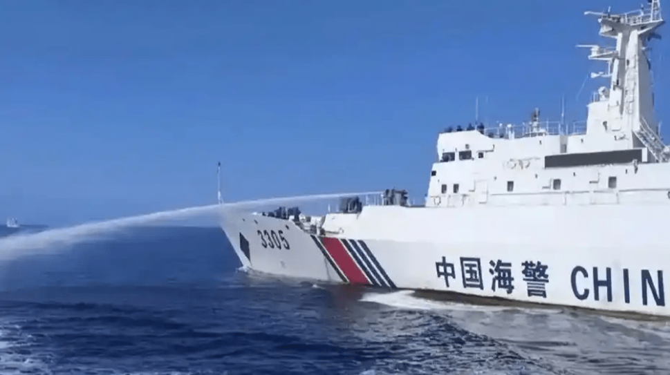 日本多艘漁船只闖釣魚島，中國海警驅離。 中國海警資料圖.png
