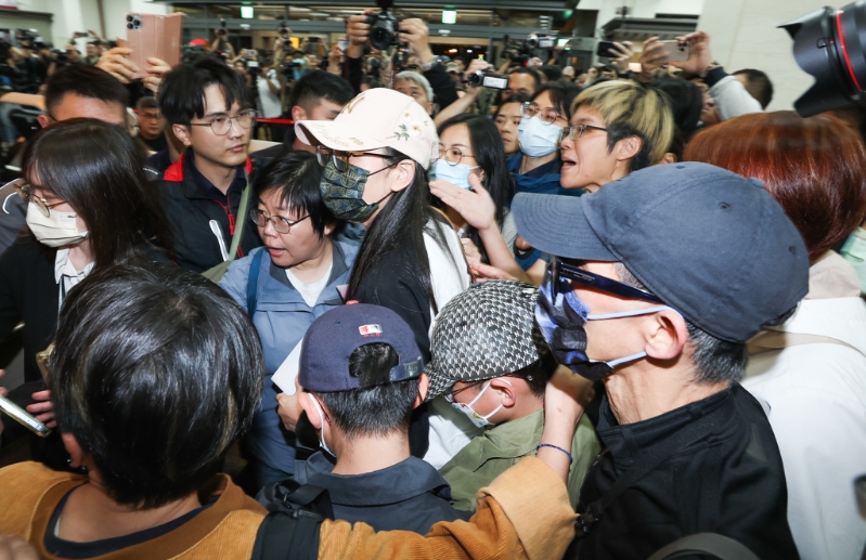 陸配網紅劉振亞「亞亞」（中戴白帽者）因公開宣傳武統，遭內政部移民署廢止其依親居留許可，并要求她最遲需于25日深夜離境，否則將面臨強制遣返。25日晚間，亞亞與孩子及老公現身松山機場在航空公司柜臺辦理手續，將搭乘晚間20時45分廈門航空的班機前往福州。