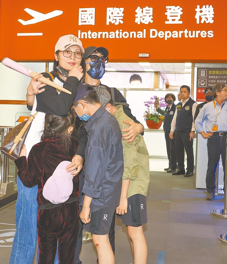 陸配劉振亞25日晚間從松山機場離臺，搭機前與丈夫及小孩依依不舍擁抱。