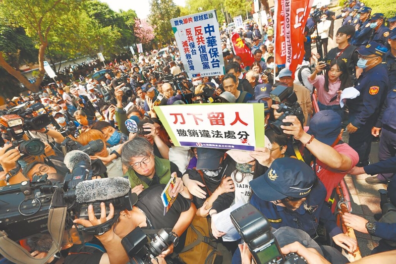 陸配劉振亞遭令限期離境，她與臺灣國際家庭互助協會25日白天至內政部抗議，要求撤銷處分，一度遭支持驅離群眾包圍大喊「滾回去」。