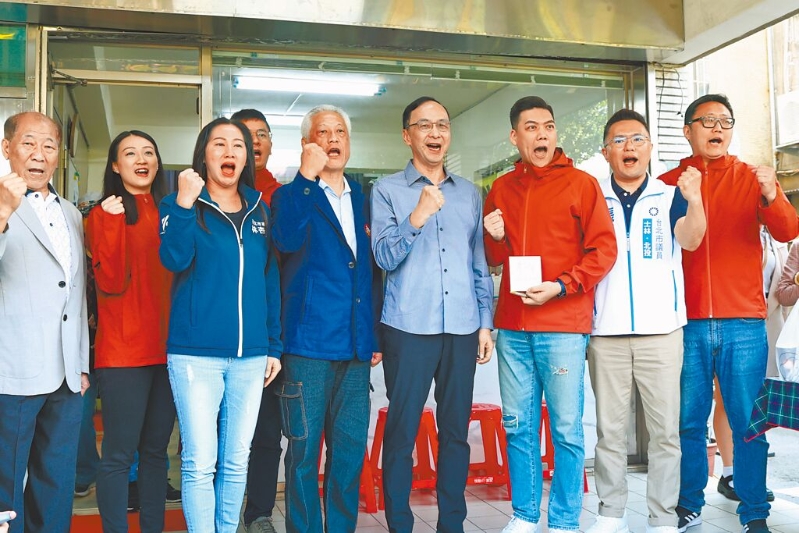 大罷免潮續燒，國民黨主席朱立倫（右四）25日出席民團「地動刪瑤」成立罷瑤總部活動，擔任罷瑤總部的首日志工?！傅貏觿h瑤」召集人賴苡任（右三）表示，這幾天不少民眾關心第二階段何時啟動。