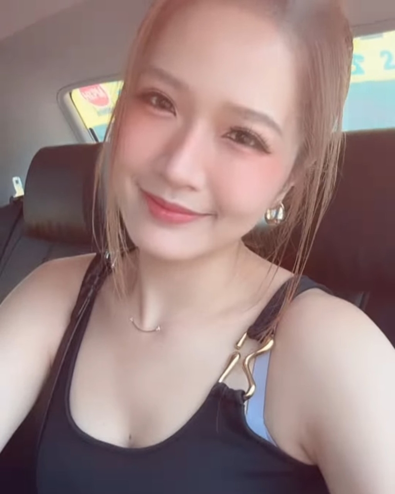 梁敏巧上載一條身處車廂內的自拍影片，微微高角度自拍，曝露了胸前的痣。