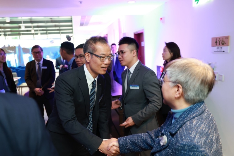 「顧問小組」主席葉云龍歡迎小組成員參與會議，就科技罪案趨勢及應對方案交換意見。