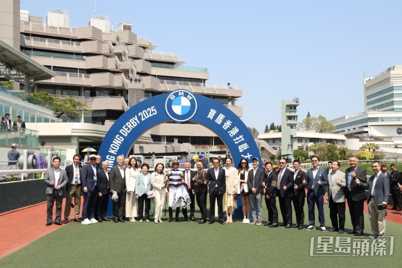 李嘉慧（右九）日前與老公任偉成（右八）拉頭馬。