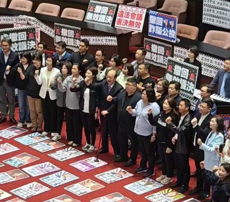 民進黨今日一早就進入議場占領主席臺，試圖阻擋今日確認議事錄。