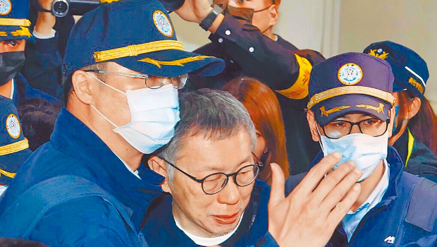 民眾黨前主席柯文哲被法院裁定延長羈押禁見2個月。