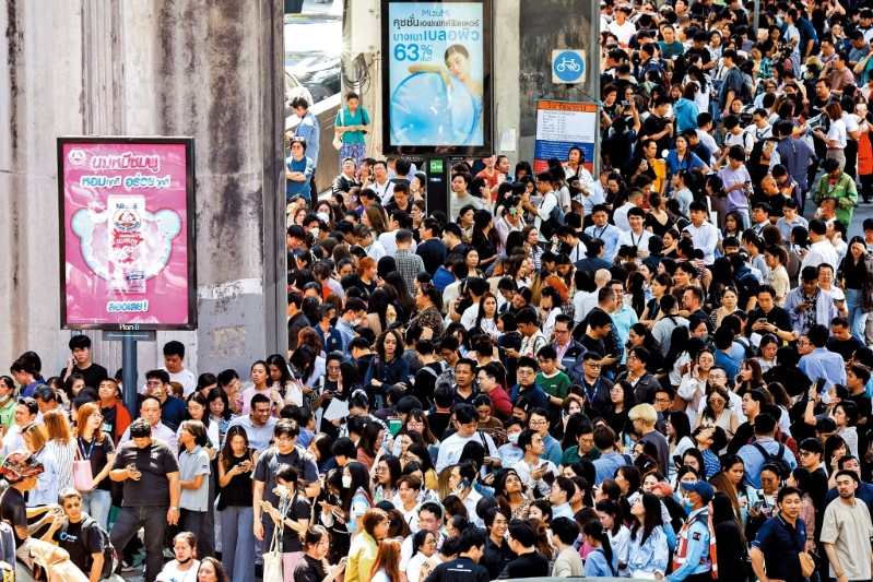 曼谷昨日震感強烈，大批民眾實時跑到街上暫避。